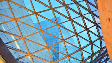 Varşova, Polonya. 5 Aralık 2023. Modern cam alışveriş merkezi 