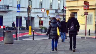 Varşova, Polonya. 29 Aralık 2023. Farklı yaş ve milletten insanlar kış zamanı şehir merkezinde yürür. Sokaktaki insanlar.