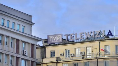 Varşova, Polonya. 29 Aralık 2023. Binanın ön cephesini imzala. TVP Telewizja Polska (Polonya Televizyonu). Devlet yayın kuruluşu logosu..