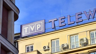 Varşova, Polonya. 29 Aralık 2023. Binanın ön cephesini imzala. TVP Telewizja Polska (Polonya Televizyonu). Devlet yayın kuruluşu logosu..