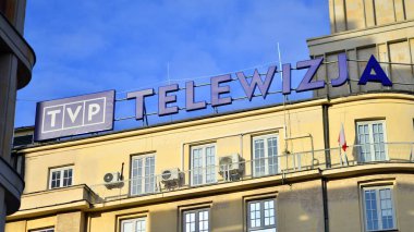 Varşova, Polonya. 29 Aralık 2023. Binanın ön cephesini imzala. TVP Telewizja Polska (Polonya Televizyonu). Devlet yayın kuruluşu logosu..
