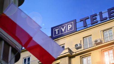 Varşova, Polonya. 29 Aralık 2023. Binanın ön cephesini imzala. TVP Telewizja Polska (Polonya Televizyonu). Devlet yayın kuruluşu logosu..