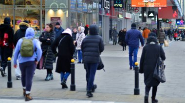 Varşova, Polonya. 29 Aralık 2023. Farklı yaş ve milletten insanlar kış zamanı şehir merkezinde yürür. Sokaktaki insanlar.