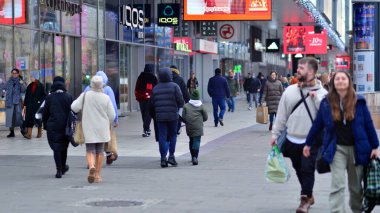 Varşova, Polonya. 29 Aralık 2023. Farklı yaş ve milletten insanlar kış zamanı şehir merkezinde yürür. Sokaktaki insanlar.