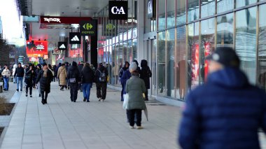 Varşova, Polonya. 29 Aralık 2023. Farklı yaş ve milletten insanlar kış zamanı şehir merkezinde yürür. Sokaktaki insanlar.