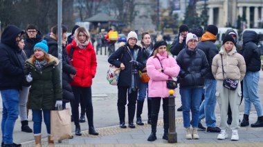 Varşova, Polonya. 29 Aralık 2023. Kalabalık kalabalık trafiğin en yoğun olduğu saatte trafik ışığı zebrasıyla karşıdan karşıya geçiyor. Europa 'da büyük bir şehirde yaşam tarzı.