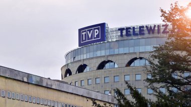 Varşova, Polonya. 29 Aralık 2023. Binanın ön cephesini imzala. TVP Telewizja Polska (Polonya Televizyonu). Devlet yayın kuruluşu logosu..