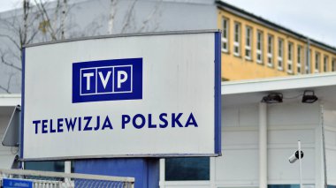 Varşova, Polonya. 29 Aralık 2023. Binanın ön cephesini imzala. TVP Telewizja Polska (Polonya Televizyonu). Devlet yayın kuruluşu logosu..