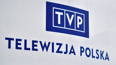 Varşova, Polonya. 29 Aralık 2023. Binanın ön cephesini imzala. TVP Telewizja Polska (Polonya Televizyonu). Devlet yayın kuruluşu logosu..