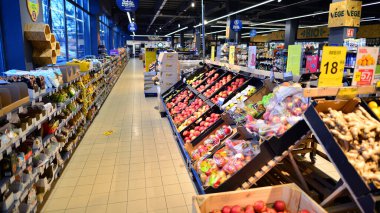 Varşova, Polonya. 8 Ocak 2024. Süpermarket koridoru rafları dolduran ürünlerle dolu. Carrefour süpermarketi.