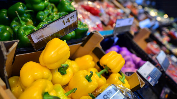 Варшава, Польша. 8 января 2024 года. Проход супермаркета с полками для наполнения продуктов. Супермаркет Carrefour.