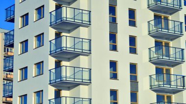 Modern apartmanlı bir yerleşim yeri. Modern bir apartmanın cephesi.