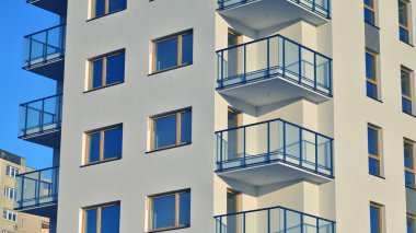 Modern apartmanlı bir yerleşim yeri. Modern bir apartmanın cephesi.