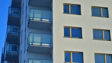 Modern apartmanlı bir yerleşim yeri. Modern bir apartmanın cephesi.