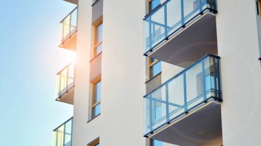 Modern apartmanlı bir yerleşim yeri. Modern bir apartmanın cephesi.