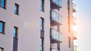 Modern apartmanlı bir yerleşim yeri. Modern bir apartmanın cephesi.