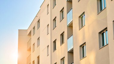 Modern apartmanlı bir yerleşim yeri. Modern bir apartmanın cephesi.