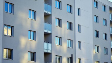 Modern apartmanlı bir yerleşim yeri. Modern bir apartmanın cephesi.