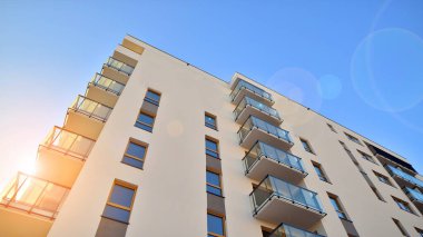 Modern apartmanlı bir yerleşim yeri. Modern bir apartmanın cephesi.