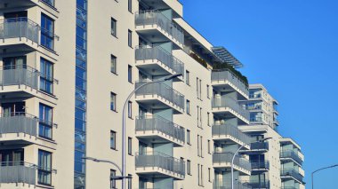 Modern apartmanlı bir yerleşim yeri. Modern bir apartmanın cephesi.