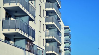 Modern apartmanlı bir yerleşim yeri. Modern bir apartmanın cephesi.