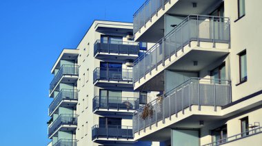 Modern apartmanlı bir yerleşim yeri. Modern bir apartmanın cephesi.