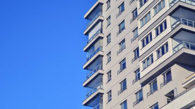 Modern apartmanlı bir yerleşim yeri. Modern bir apartmanın cephesi.