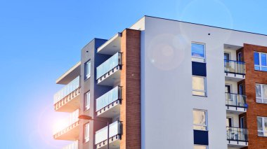 Modern apartmanlı bir yerleşim yeri. Modern bir apartmanın cephesi.