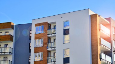 Modern apartmanlı bir yerleşim yeri. Modern bir apartmanın cephesi.