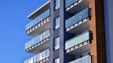 Modern apartmanlı bir yerleşim yeri. Modern bir apartmanın cephesi.