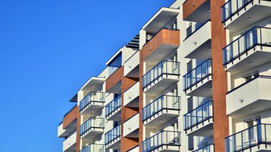 Modern apartmanlı bir yerleşim yeri. Modern bir apartmanın cephesi.