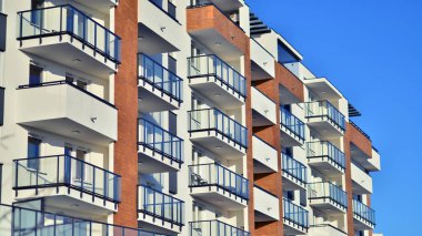 Modern apartmanlı bir yerleşim yeri. Modern bir apartmanın cephesi.