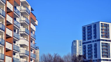 Modern apartmanlı bir yerleşim yeri. Modern bir apartmanın cephesi.