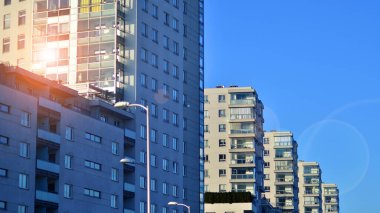 Modern apartmanlı bir yerleşim yeri. Modern bir apartmanın cephesi.