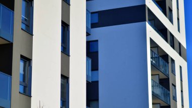 Modern apartmanlı bir yerleşim yeri. Modern bir apartmanın cephesi.