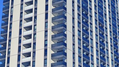 Modern apartmanlı bir yerleşim yeri. Modern bir apartmanın cephesi.