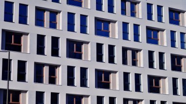Modern apartmanlı bir yerleşim yeri. Modern bir apartmanın cephesi.