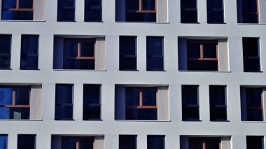 Modern apartmanlı bir yerleşim yeri. Modern bir apartmanın cephesi.