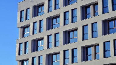 Modern apartmanlı bir yerleşim yeri. Modern bir apartmanın cephesi.