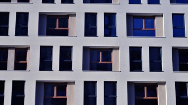 Modern apartmanlı bir yerleşim yeri. Modern bir apartmanın cephesi.