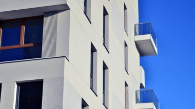 Modern apartmanlı bir yerleşim yeri. Modern bir apartmanın cephesi.
