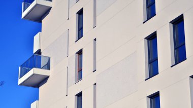 Modern apartmanlı bir yerleşim yeri. Modern bir apartmanın cephesi.