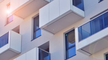 Modern apartmanlı bir yerleşim yeri. Modern bir apartmanın cephesi.