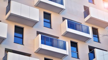 Modern apartmanlı bir yerleşim yeri. Modern bir apartmanın cephesi.