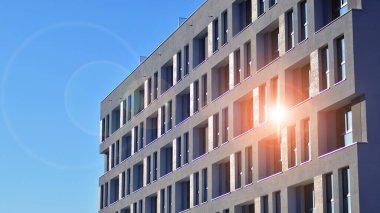 Modern apartmanlı bir yerleşim yeri. Modern bir apartmanın cephesi.