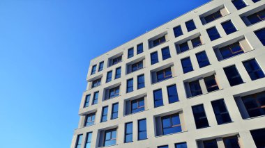 Modern apartmanlı bir yerleşim yeri. Modern bir apartmanın cephesi.