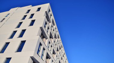 Modern apartmanlı bir yerleşim yeri. Modern bir apartmanın cephesi.