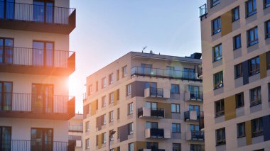Modern apartmanlı bir yerleşim yeri. Modern bir apartmanın cephesi.