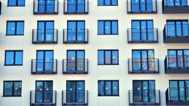 Modern apartmanlı bir yerleşim yeri. Modern bir apartmanın cephesi.