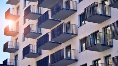 Modern apartmanlı bir yerleşim yeri. Modern bir apartmanın cephesi.